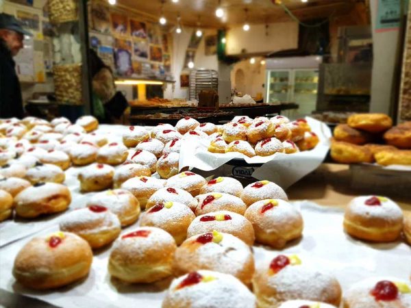 - סיורים עצמאיים סופגנייה ירושלמית בסיור חנוכיות