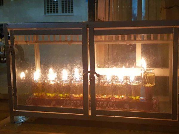 - סיורים עצמאיים סיור חנוכיות בבני ברק